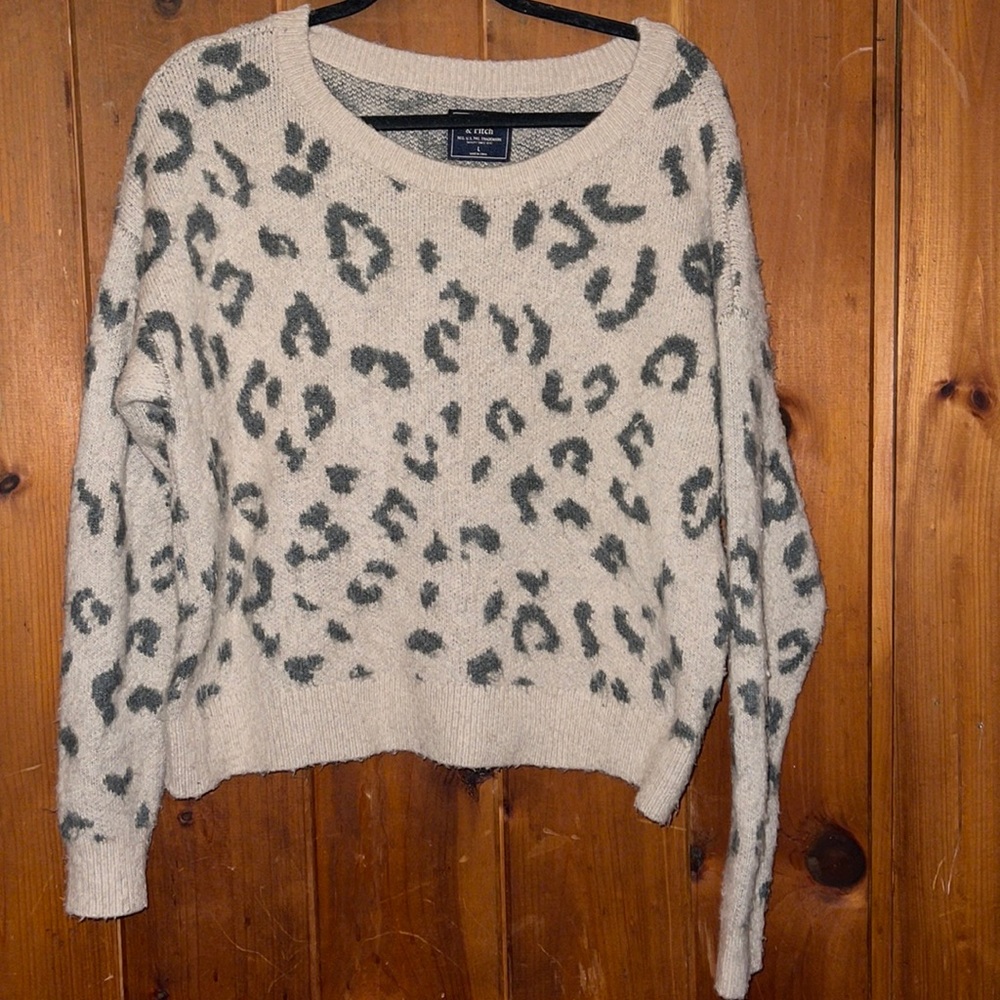 Abercrombie & Fitch women’s L fuzzy animal print cropped style fuzzy sweater
